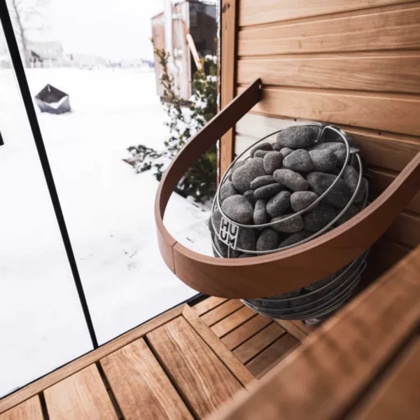 HUUM DROP elektrikeris paigaldatud sauna, millel on kaunis lumega vaade väljast.