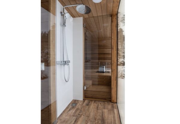 Yrre Cottage shower - Image 4