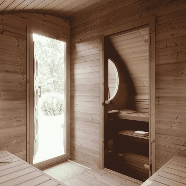 Ilmarinen-sauna 3x4m – moderni ja kestävä tynnyrisauna, jossa on panoraamaikkuna, lämpöpuuviimeistely ja tilava sisätila rentoutumiseen.