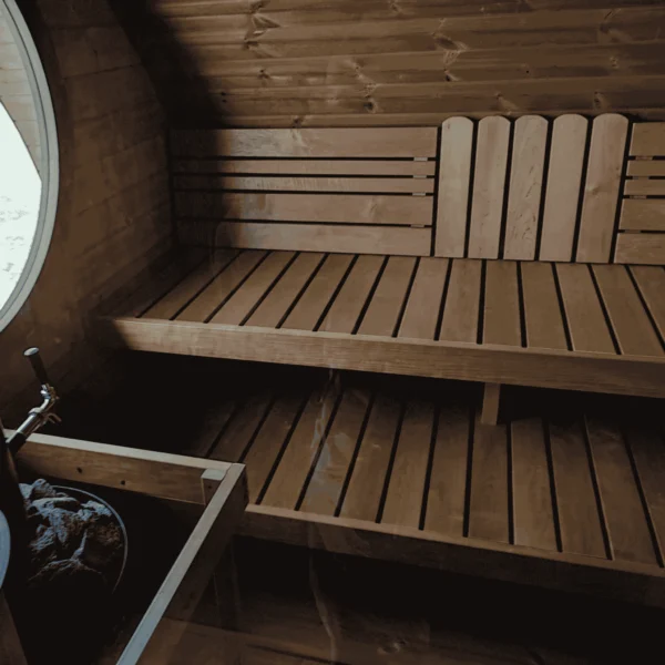 Ilmarinen-sauna 3x4m – moderni ja kestävä tynnyrisauna, jossa on panoraamaikkuna, lämpöpuuviimeistely ja tilava sisätila rentoutumiseen.