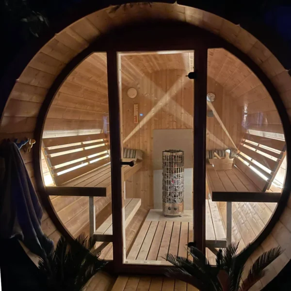 Moderni Ehala 280 Deluxe tynnyrisauna mökille tai järvenrantaan – kuudelle hengelle, täyskorkea lasiseinä ja laadukas termopuu.