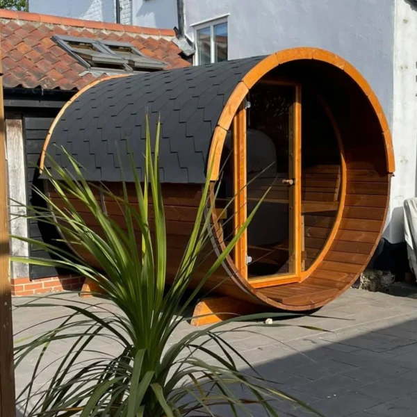 Moderni Ehala 280 Deluxe tynnyrisauna mökille tai järvenrantaan – kuudelle hengelle, täyskorkea lasiseinä ja laadukas termopuu.