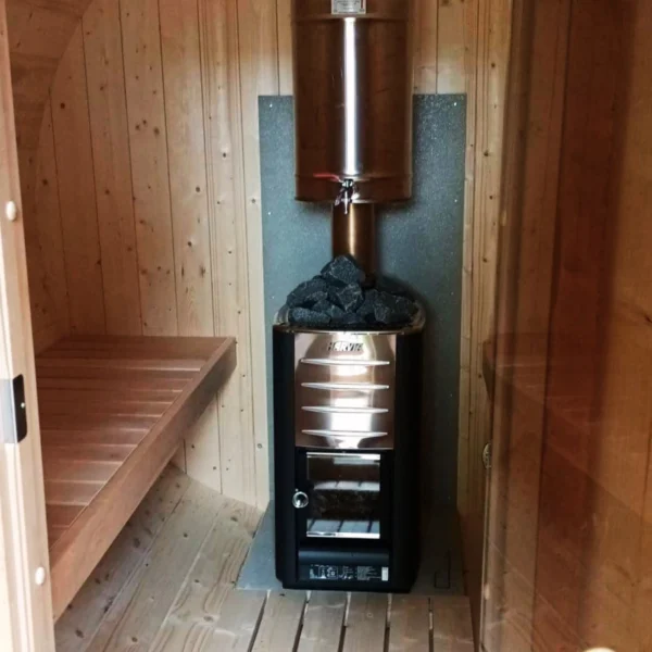 Termopuu-tynnyrisauna kuudelle hengelle pukuhuoneella ja terassilla. Erinomainen valinta mökille tai järven rannalle.
