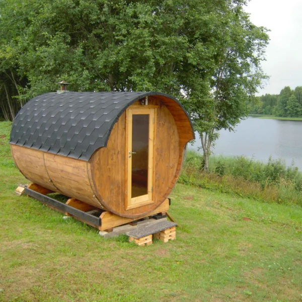 Ehala 330 tynnyrisauna lämpöpuusta – tilava sauna kuudelle hengelle pukuhuoneella ja katoksella.
