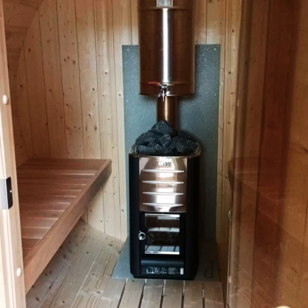 Ehala 330 tynnyrisauna kuudelle henkilölle, jossa terassi ja pukuhuone. Täydellinen lisä mökkipihaan tai järvenrantaan.
