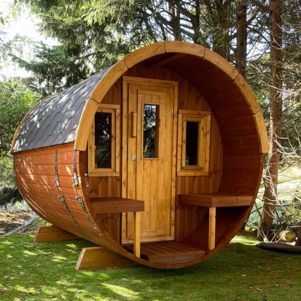 Ehala 330 tynnyrisauna kuudelle henkilölle, jossa terassi ja pukuhuone. Täydellinen lisä mökkipihaan tai järvenrantaan.