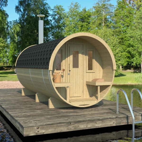 Laadukas 4 m tynnyrisauna ulkoistuimilla ja pukuhuoneella – täydellinen mökkisauna järvenrantaan.
