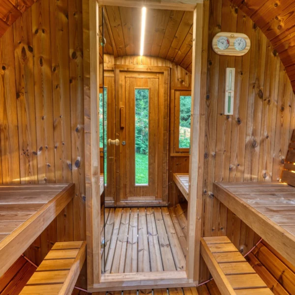 Puolikuun ikkunalla varustettu Ehala 400 Deluxe tynnyrisauna.