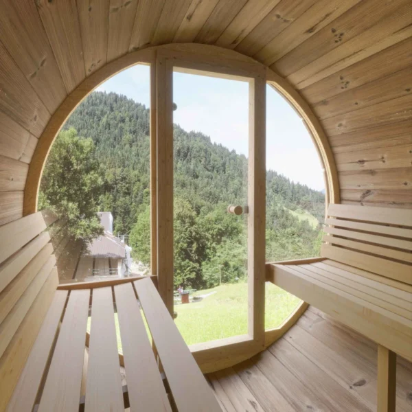 Kaunis Ehala Ergo 220 tynnyrisauna, valmistettu lämpöpuusta. Ergonomiset penkit, selkänojat ja lasiovi tekevät siitä täydellisen ulkosaunan jopa kuudelle hengelle.