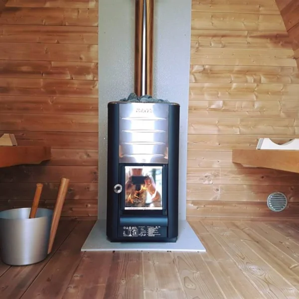 Tonttu kaarisauna termopuusta terassilla jopa kuudelle hengelle. Moderni kaareva muotoilu ja lasiovi tekevät saunasta tyylikkään ja toimivan ratkaisun kotiin tai mökille.