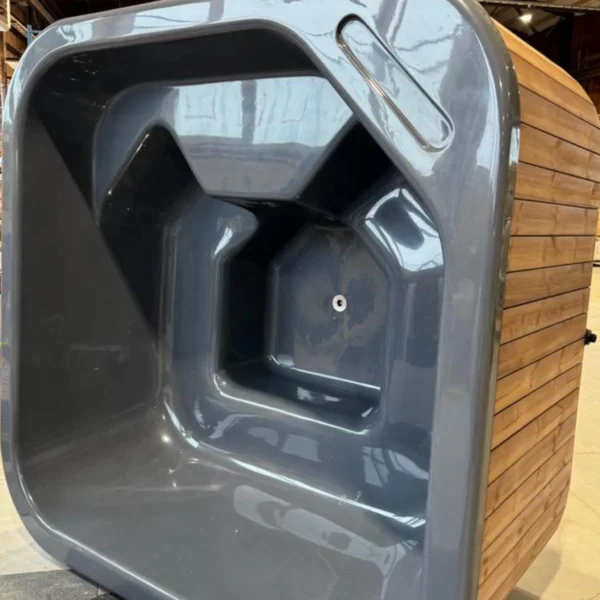 "Icon 205" hot tub with an ergonomic fiberglass insert and thermowood walls, ideal for six people. Features include an AIS 304 stainless steel heater and a 2-meter chimney with a protective grille.