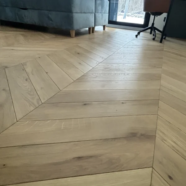 Woodengold tammi ranskalainen kalanruotoparketti chevron 45°/60° T&G obiekt (120x650 mm) - Image 2